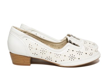 beyaz arkaplanda ayakkabılar