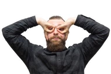 Beyaz bir arka plan üzerinde sakallı adam