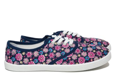 beyaz arkaplanda ayakkabılar