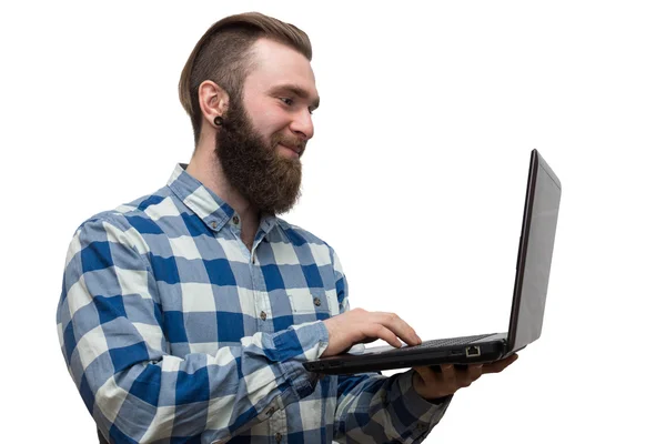 Uomo con un computer portatile su sfondo bianco — Foto Stock