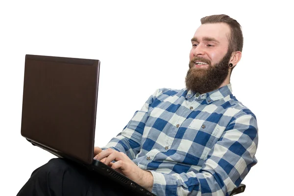 Uomo con un computer portatile su sfondo bianco — Foto Stock