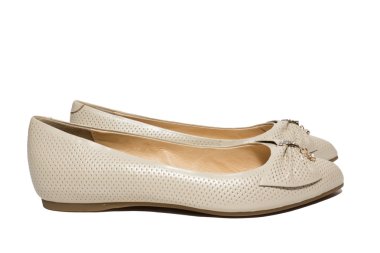 Beyaz arka planda kadın ayakkabıları