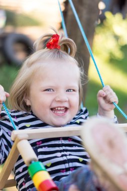 Kız sallanıyor salıncakta
