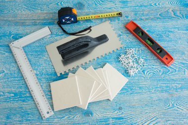 Aletleri mavi bir arka plan üzerinde