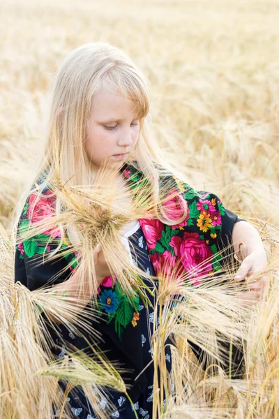 Chica en un campo de trigo — Stockfoto