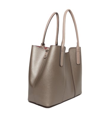  Beyaz bir arka planda kadın çanta