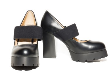  Beyaz arka planda kadın ayakkabıları