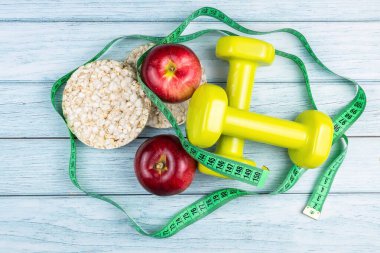 Diyet planı, halterler ve diyet yemekleri arka planda taze meyveler, kilo kaybı ve diyet konsepti, üst görünüm