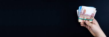 Erkek eller para yığınını tutuyor. Para kauçuk bantla sarılmış bir adamın ellerinde.