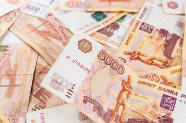 Rus parası beş bin ruble değerinde. Rus rublesine yakın çekim. Finansal konsept. Para geçmişi ve dokusu.
