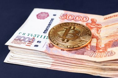 Bitcoin kripto para birimi, Rus rublesi parası, beş bin banknot.