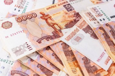 Rus parası beş bin ruble değerinde. Rus rublesine yakın çekim. Finansal konsept. Para geçmişi ve dokusu.