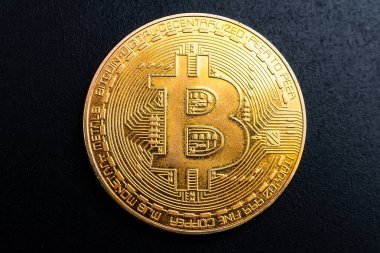 Siyah arka planda izole edilmiş şifreli para birimi Altın Bitcoinler. Sanal para. Zincir teknolojisi, bitcoin madencilik konsepti..