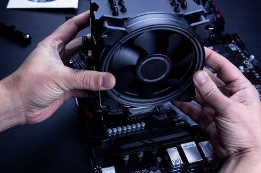 Bilgisayarın montajı ve bakımı, vantilatörü ana karta bağlıyor.