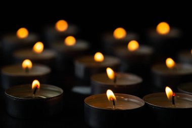 Karanlıkta masada mum yakmak, yazı için yer açmak. Cenaze sembolü