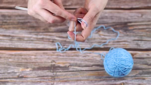 Las Manos Las Mujeres Estaban Tejiendo Cerca Tejido Punto Color — Vídeos de Stock