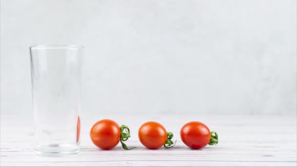 Przygotowanie Soku Pomidorowego Dojrzałych Soczystych Trzech Pomidorów Szarym Tle Koncepcja — Wideo stockowe