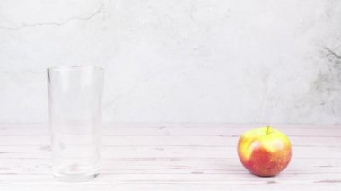 Taze elmalardan elma suyu hazırlamak. Sağlıklı yiyecekler, vitaminler, meyveler.