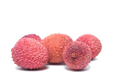 Beyaz arka planda taze olgun lychees yığını