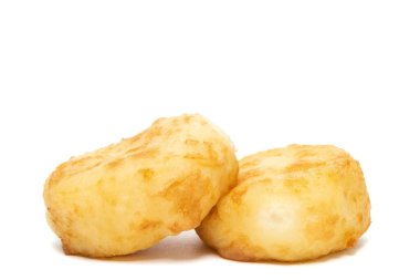 Beyaz arka planda süzme peynirli hamur işleri, şurup kahvaltı şerbeti için geleneksel Rus ve Ukrayna yemekleri..