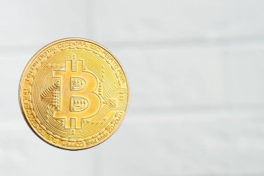 Beyaz zemin üzerinde kripto para altın bitcoin, web bankacılığı ve uluslararası ağ ödemeleri için elektronik sanal para, Para Birimi Teknolojisi İnternet Konsepti.