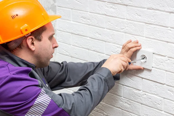 Elektriker Montiert Steckdosen Der Weißen Wand Haus — Stockfoto