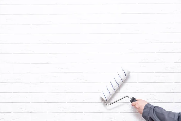 Die Hand Eines Mannes Mit Einer Walze Bemalt Die Wand — Stockfoto