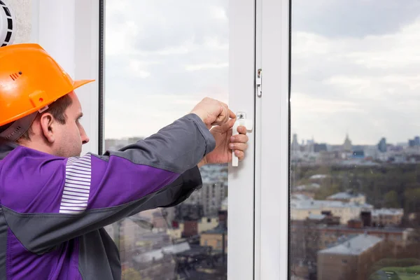 Heimwerker Justieren Weiße Kunststofffenster Innenbereich Arbeiter Mit Schraubendreher Fenster Reparieren — Stockfoto