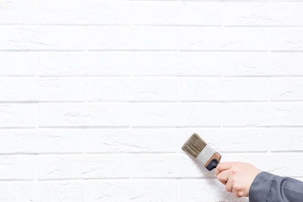 Pinsel Nahaufnahme Hand Maler Arbeiter Malerei Auf Oberfläche Wand Malerei — Stockfoto