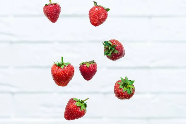 Falling Strawberry Isolated White Background Selective Focus — Stock Photo, Image