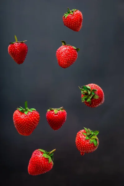 Falling Strawberry Isolated Black Background Selective Focus — Stock Photo, Image