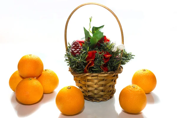 Mandarino e un cesto con caramelle — Foto Stock
