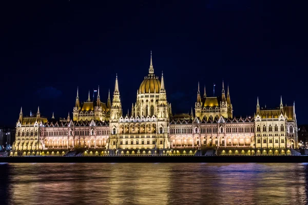 Palais du Parlement à Budapest — Photo