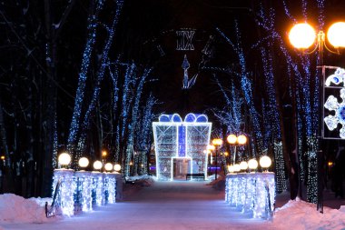 ağaç ile masa saati