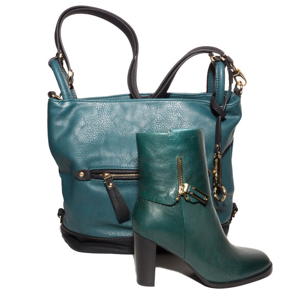 мешок и сапоги на белом фоне
