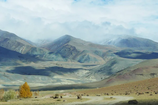 Tepeden Bakınca Mavimsi Bir Sisle Örtülü Dağ Zirveleri Zincirinin Çarpıcı — Stok fotoğraf