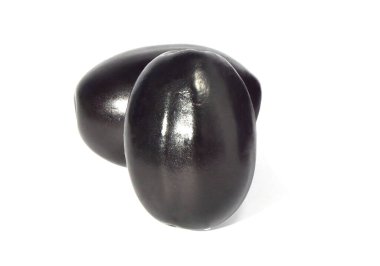 Jambolan eriği, olgun meyve veya taze Java eriği Bushy koyu mor erik, doğal ışık. Beyaz arkaplanda izole edilmiş Syzygium cumini.