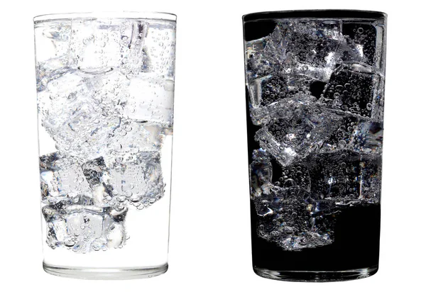ミネラルウォーター ソーダ 冷たい氷の輝く水のガラス水面には泡が立ち上がっています 白い背景と黒い背景に隔離された白い背景 — ストック写真