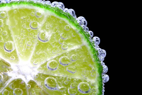 Fatias Limão Frescas Mergulhadas Água Fria Com Refrigerante Gasoso Espalhe — Fotografia de Stock