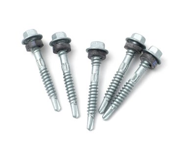 Siyah kauçuklu krom metalden yapılmış kendi kendine delme vidaları için yakın çekim. Beyaz arkaplanda izole