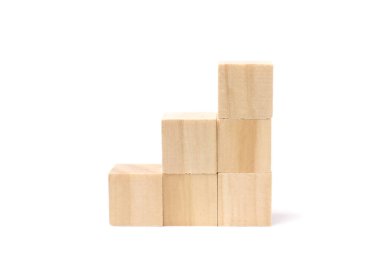 Geometrik tahta küp bloklar, yeni yürümeye başlayanlar için beyaz arka plan oyuncaklarına izole edilmiş.