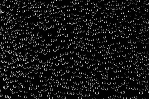 黒い背景は泡と白い酸素で満たされ 水面に泡が浮かんでいる水中の透明な液体で — ストック写真