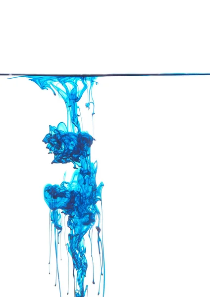Tinta Biru Yang Mengalir Dalam Air Terisolasi Pada Latar Belakang — Stok Foto
