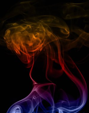 Renkli dumanı nemlendiriciden püskürterek yakın plan çek. Siyah arkaplanda izole