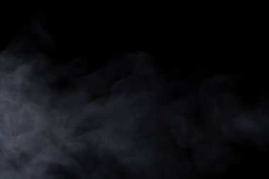 Nemlendiriciden püskürtülmüş beyaz su buharının yakın görüntüsü. Siyah arkaplanda izole