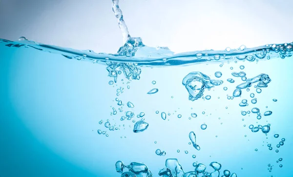 Tok Vody Vytváří Šplouchnutí Modré Vlny Pod Vodou Bubliny Přirozeně — Stock fotografie