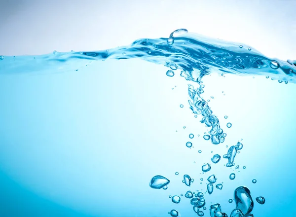 水の流れは スプラッシュと青い波を水中に作成し 泡は自然に表面に流れます コピースペースで — ストック写真