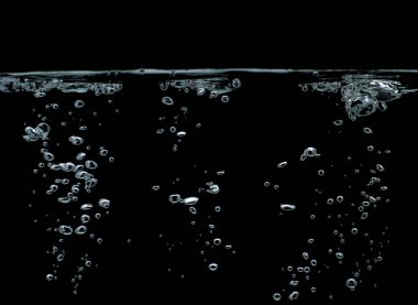 Su kabarcığı beyaz oksijen hava toplamak, su altında berrak sıvı, su yüzeyinde kabarcıklar akan, siyah arka planda izole