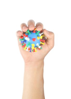 Avuç içi jestleri ve erkek elinin dokunuşunun sembolleri ve bulaşıcı koronavirüs (covid-19). Beyaz arkaplanda izole.