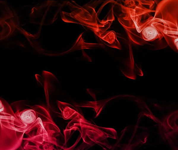赤い煙群の渦巻く動き抽象的な線黒の背景に隔離された — ストック写真